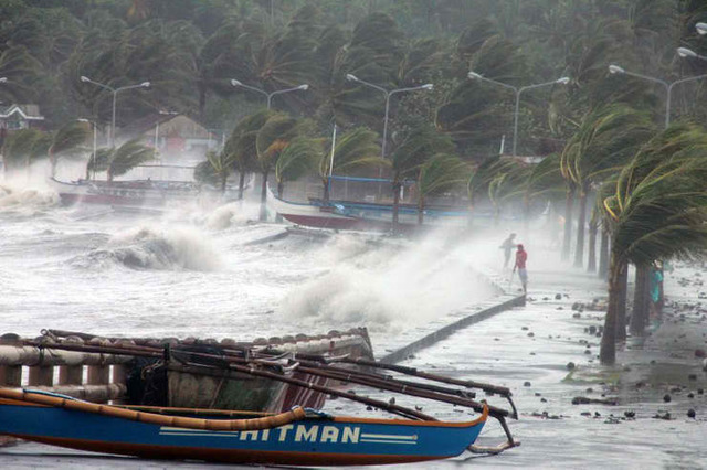 CLIMATE CHANGE IMPACTS. High waves caused by strong winds pounded the seawall of a port as Typhoon Yolanda hit the city of Legaspi, Albay. Photo by Agence France-Presse/Charism Sayat